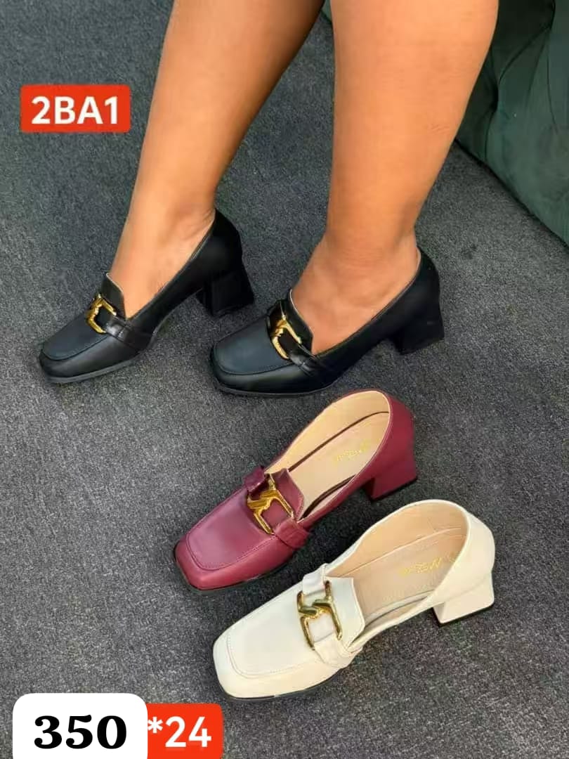 Ladies short heel closed shoe